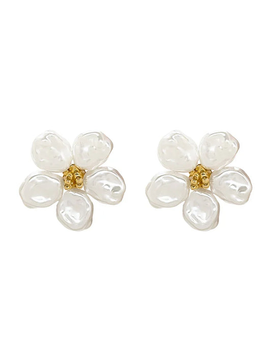 Weiße Blumenohrringe aus Perlen und Gold, eleganter Schmuck, modische Accessoires.