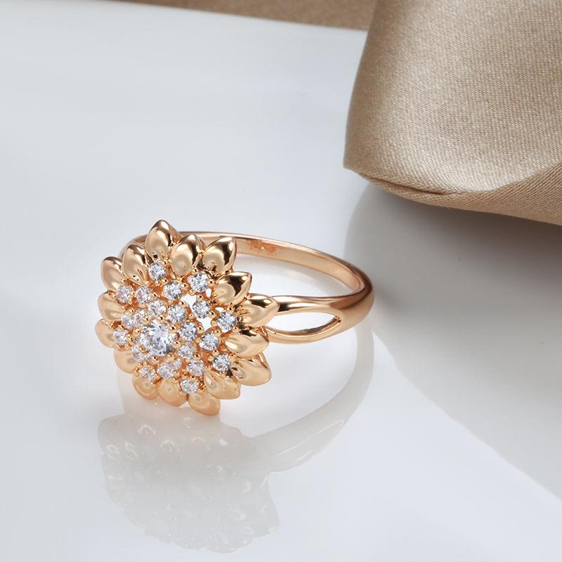 Rosegoldener Blumenring mit Zirkonia, modisches Schmuckstück für Damen, ideal für Hochzeiten.
