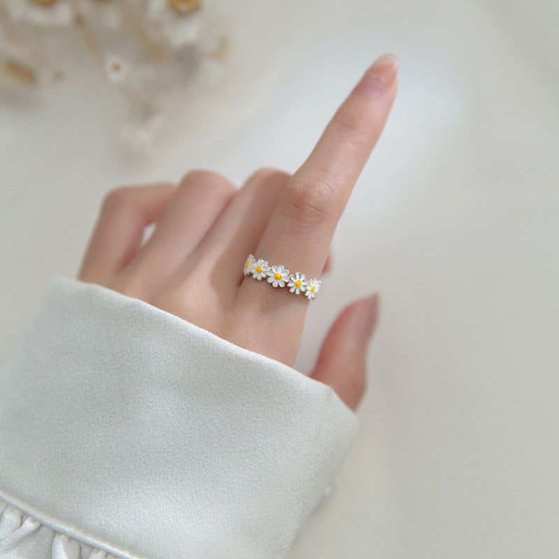 Damenring mit Gänseblümchen, verstellbar, Silber, Blumenring, modisches Accessoire.