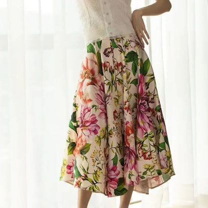 Frau in weißem Top und geblümtem Rock, Sommermode, florales Design, Damenbekleidung.