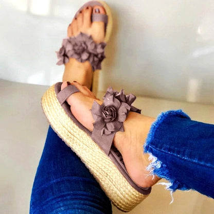 Damen Sandalen mit Blumen, beige, Plateau, Sommermode, Freizeitschuhe, bequem, trendig.