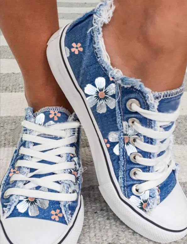 Blaue Jeans-Sneaker mit Blumenmuster, weiße Sohle, Damenmode, Freizeitschuhe.