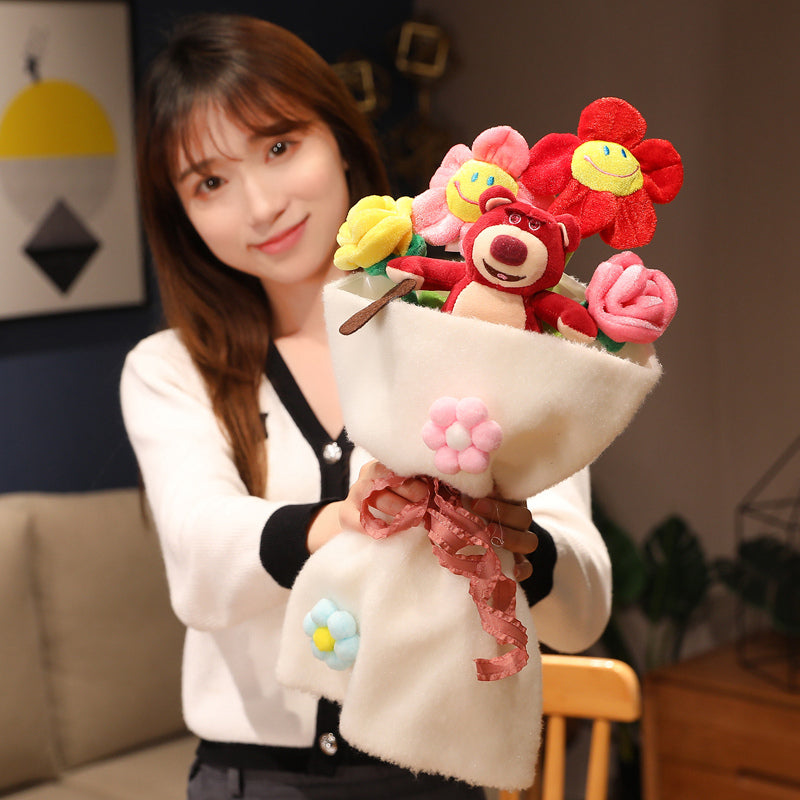 Frau hält Plüschblumenstrauß mit Bär, bunte Stoffblumen, Geschenkidee, Dekoration.