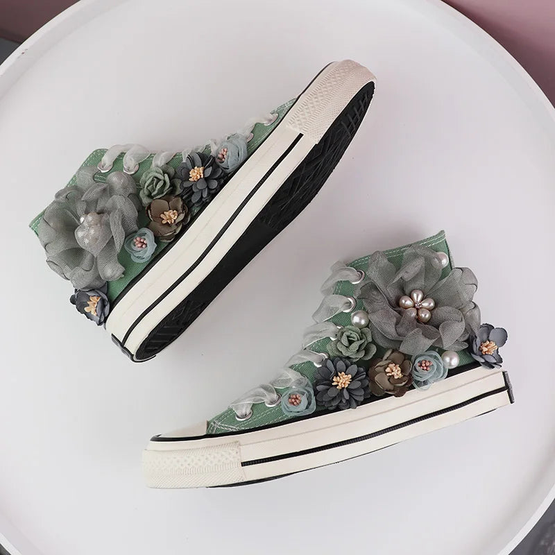 Grüne High-Top-Sneaker mit Blumenapplikationen, Perlen, Damenmode, Freizeitschuhe.