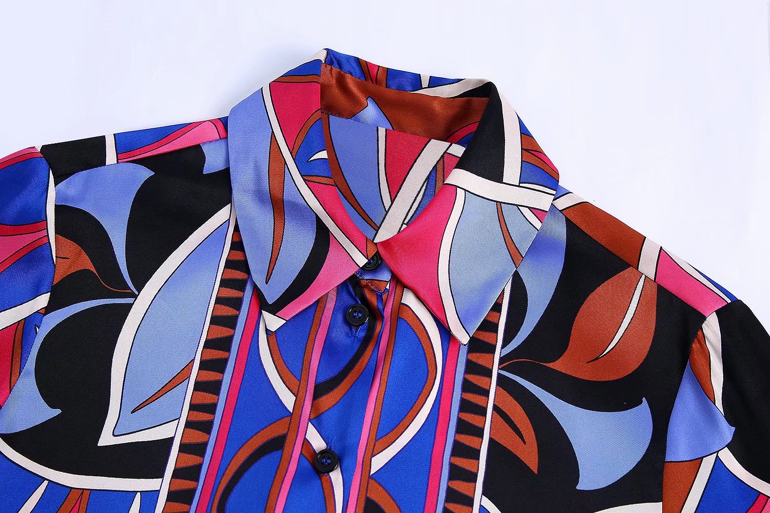 Buntes Hemd mit abstraktem Muster, blau-rot-schwarz, Damenmode, Baumwolle, modisches Design.