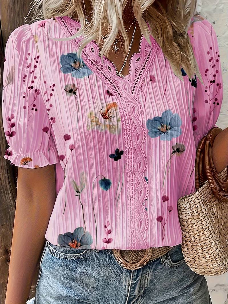 Frau in rosa Bluse mit Blumenmuster, Jeans, Strohtasche, Sommermode, Freizeitkleidung.