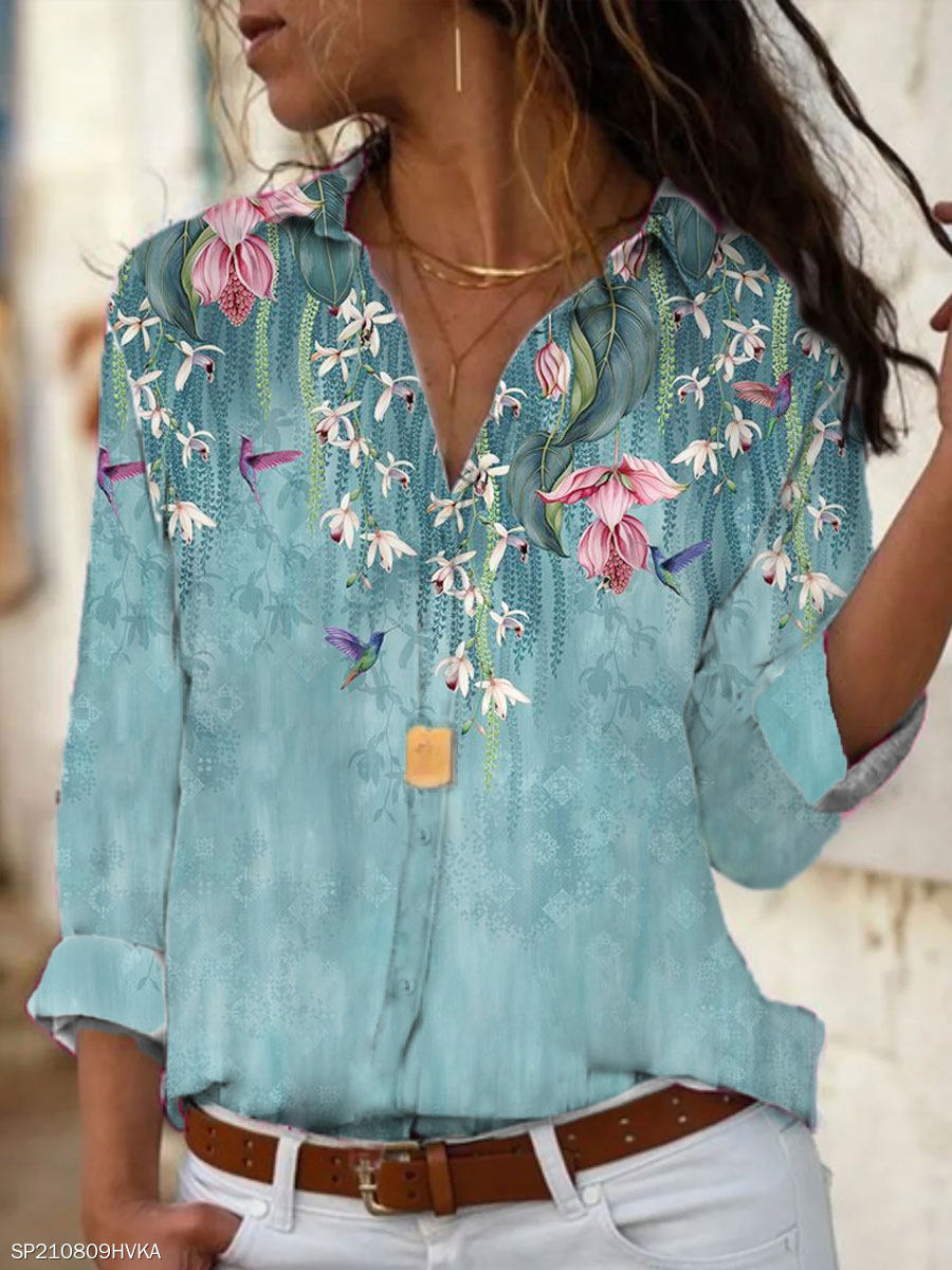 Frau in blauer Bluse mit Blumenmuster, V-Ausschnitt, lässig, modisch, Sommerkleidung.