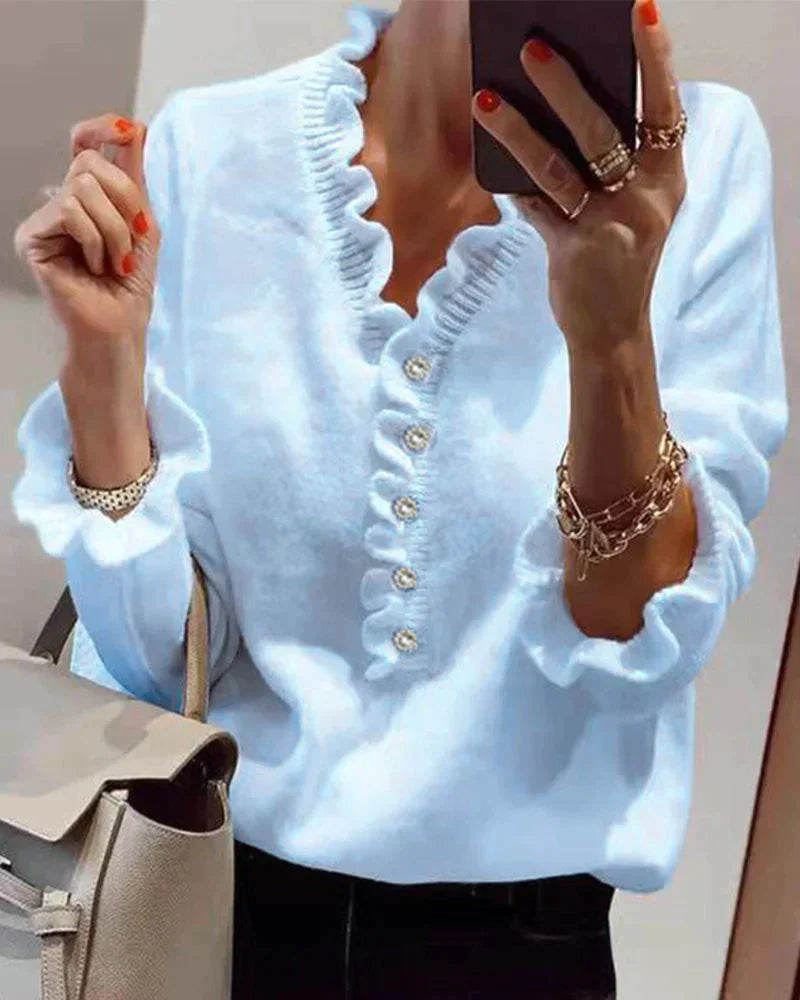 Damenpullover mit Rüschen, hellblau, Knopfleiste, elegantes Design, modische Damenbekleidung.