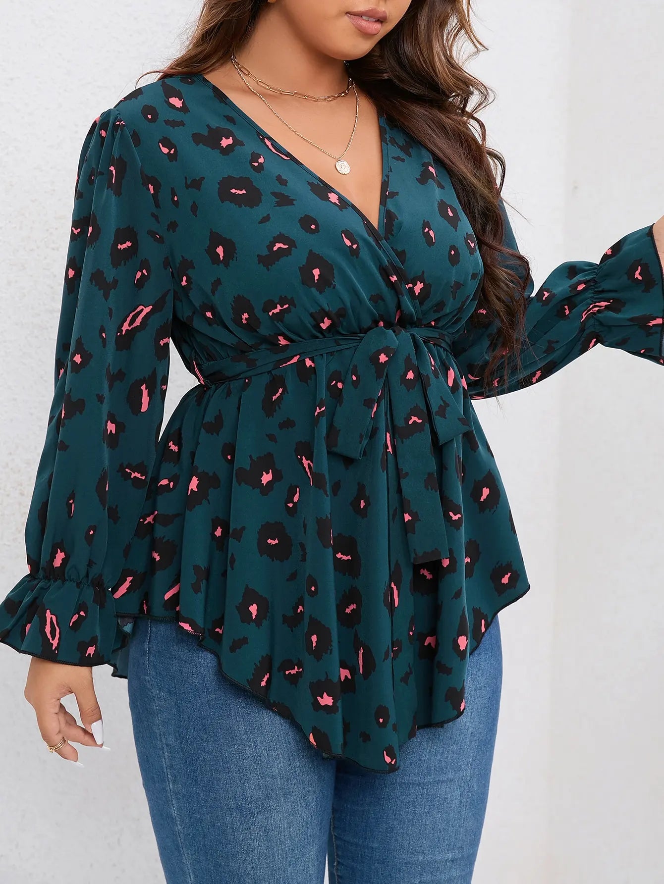 Dunkelgrüne Bluse mit Leopardenmuster, V-Ausschnitt und langen Ärmeln für Damenmode.