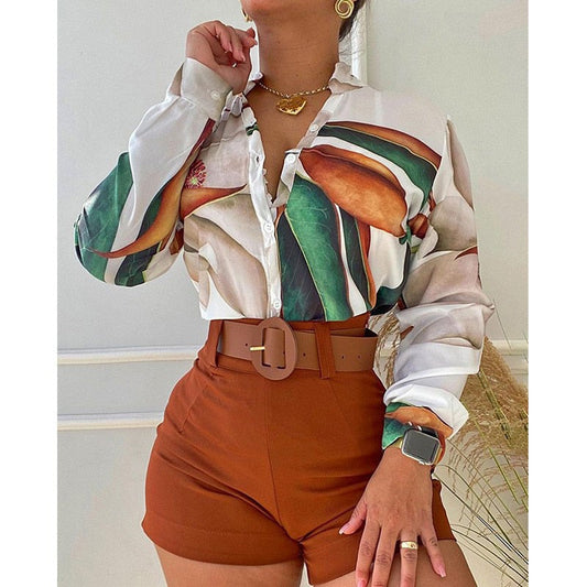 Frau in tropischer Bluse und braunen Shorts, modisch, Sommeroutfit, Accessoires, eleganter Look.