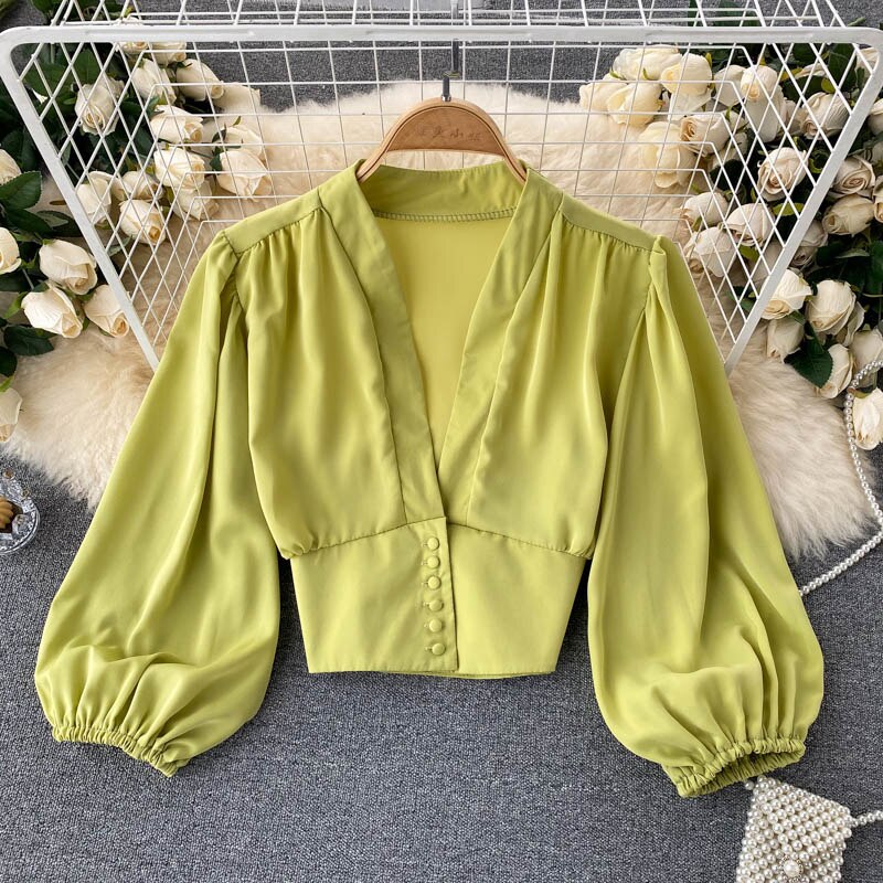 Grüne Damenbluse mit Puffärmeln, V-Ausschnitt, Knopfleiste, elegant, modisch.