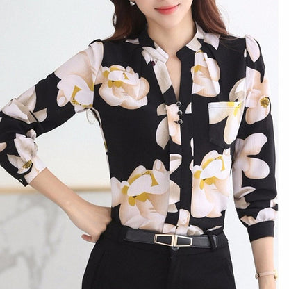 Damenbluse mit Blumenmuster, schwarz-weiß, langärmelig, elegant, Büro-Outfit.