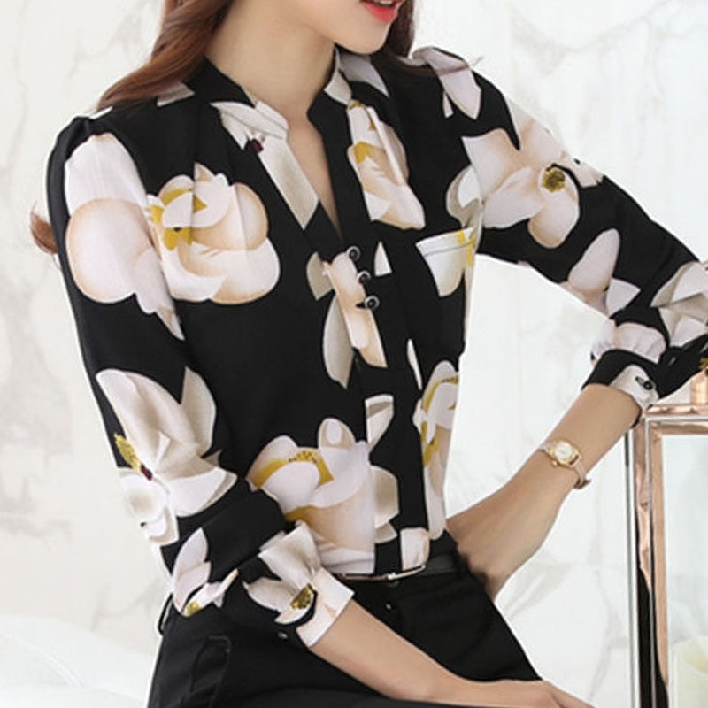 Damenbluse mit Blumenmuster, schwarz-weiß, langärmlig, elegant, Büro-Mode.