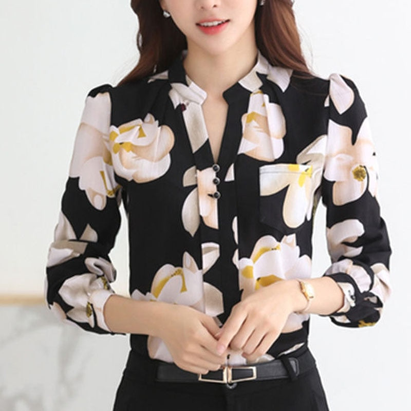 Damenbluse mit Blumenmuster, schwarz-weiß, langärmlig, elegant, Büro-Outfit.