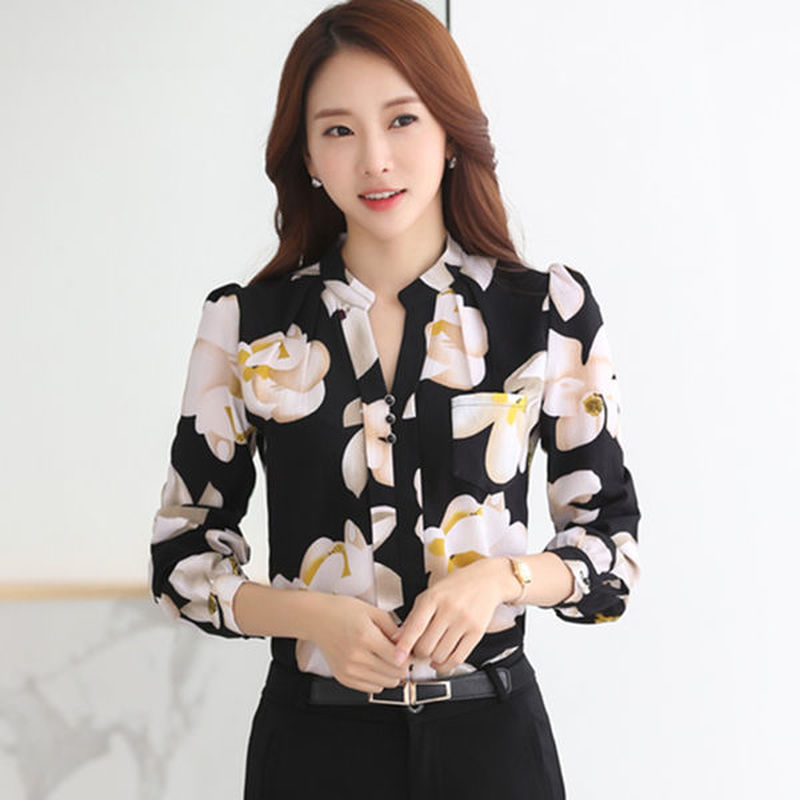 Frau in schwarzer Bluse mit Blumenmuster, elegant, Büro-Outfit, Damenmode, Langarm, modern.