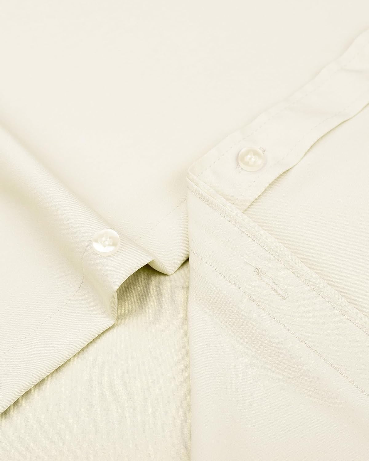 Beige Hemd aus Baumwolle mit Knopfleiste, elegantes Design, hochwertige Verarbeitung.