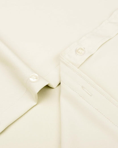 Beige Hemd aus Baumwolle mit Knopfleiste, elegantes Design, hochwertige Verarbeitung.