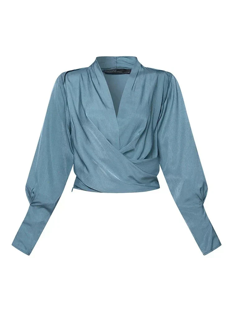 Blaue Damenbluse mit V-Ausschnitt, langen Puffärmeln, Wickeldesign, elegant, 2023 Mode.