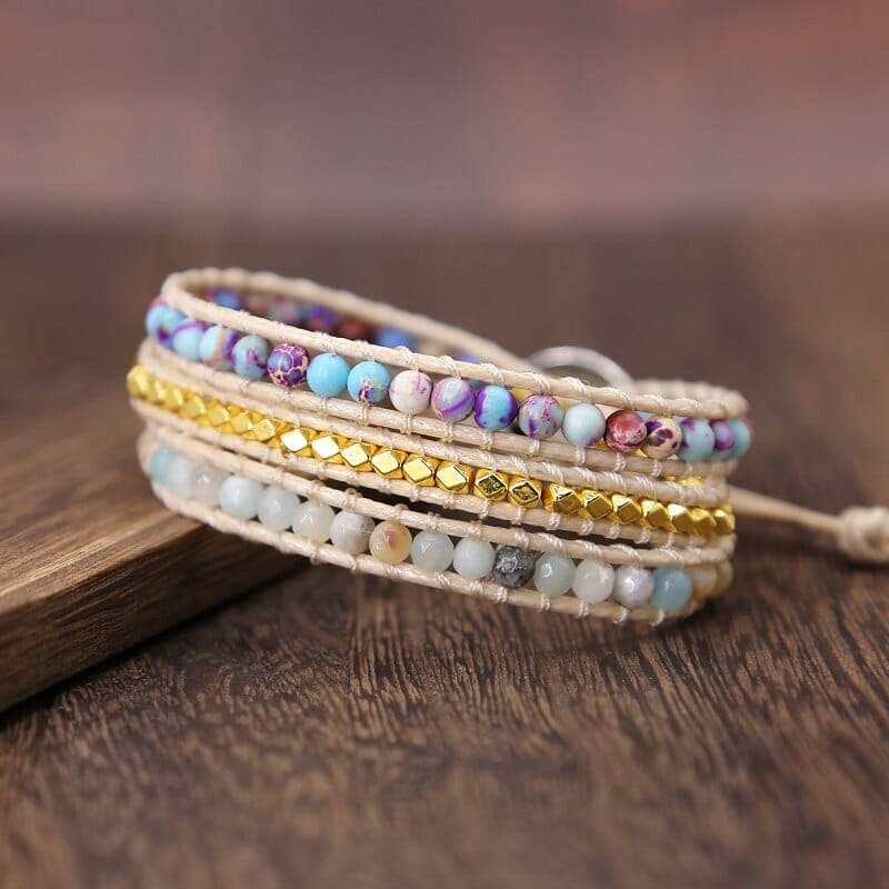 Handgefertigtes Boho-Armband, dreireihig, mit Natursteinen und Türkisen, Leder, Vintage-Stil.