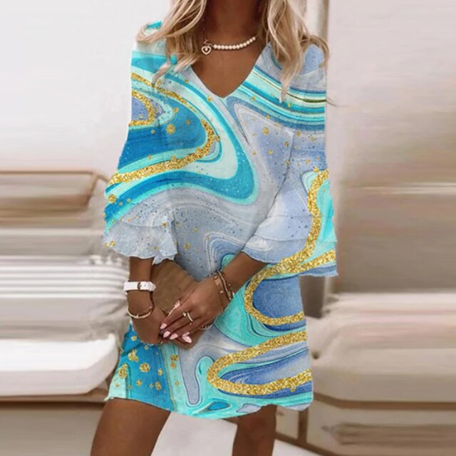 Frau in blauem Boho-Kleid mit Flare-Ärmeln und V-Ausschnitt, Vintage-Print, Strandmode.