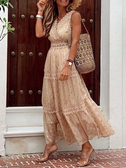 Frau in beige Sommerkleid mit Spitze, Strohtasche, Sandalen vor Holztür.