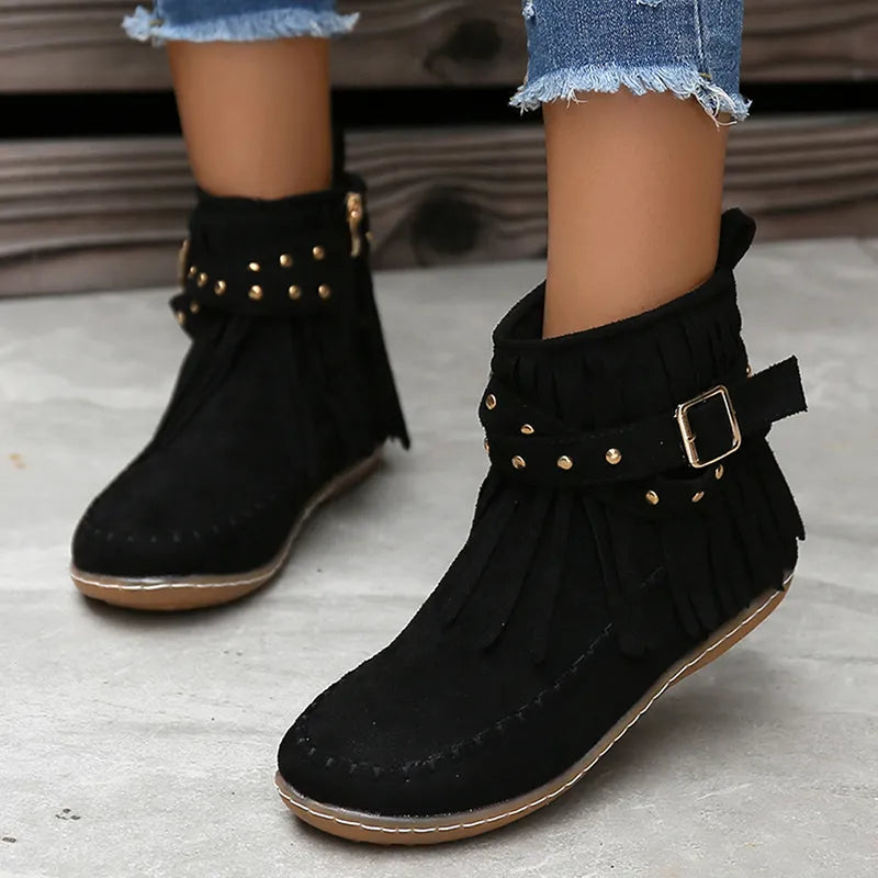 Schwarze Damen-Stiefeletten mit Fransen, Kunstwildleder, Schnalle, Retro-Stil, Boho-Mode.