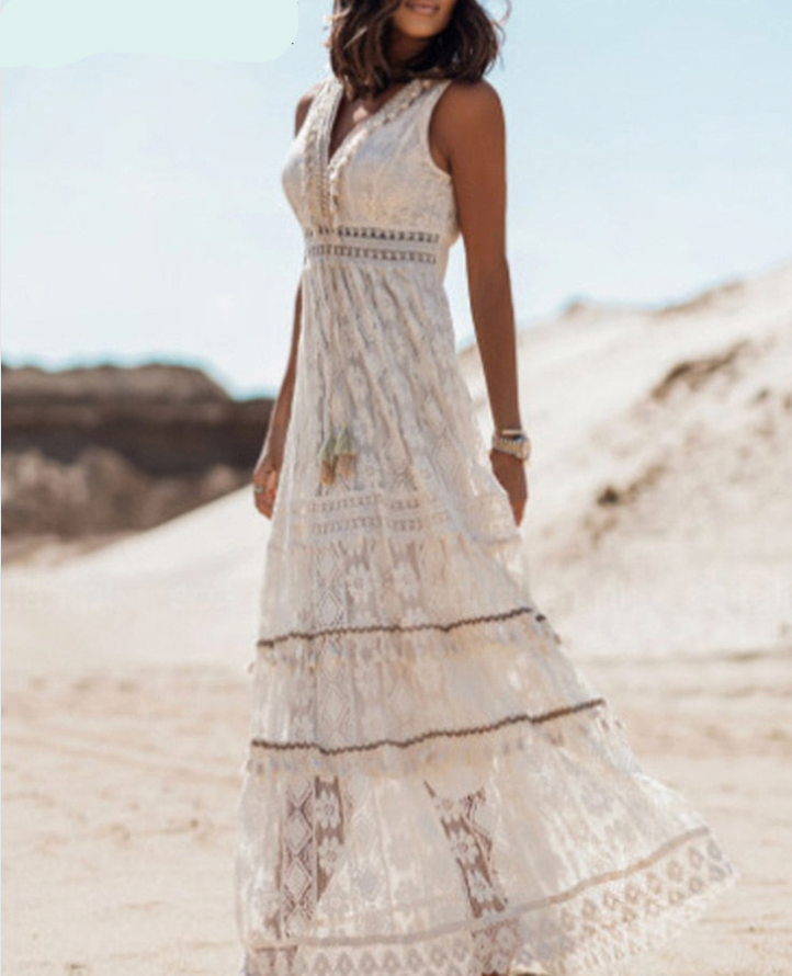 Frau im weißen Spitzenkleid in der Wüste, ärmellos, Boho-Stil, Sommermode.