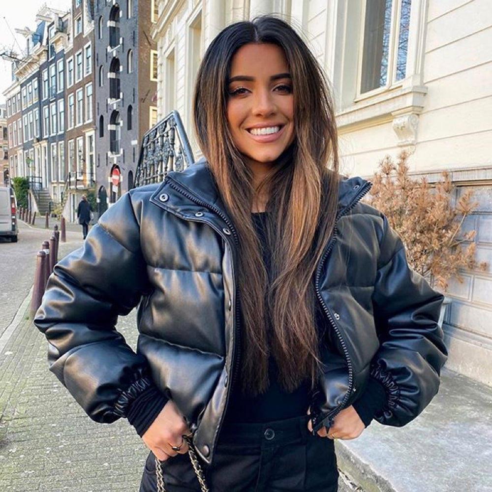 Frau in schwarzer Leder-Bomberjacke auf Straße, Mode, Winterjacke, stilvoll, urban.
