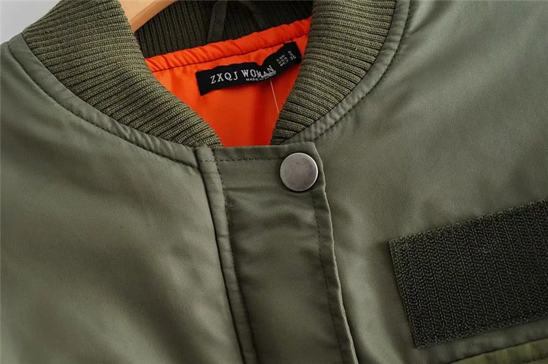 Grüne Bomberjacke aus Nylon mit Reißverschluss, orange Futter, Herrenmode, Herbstkleidung.