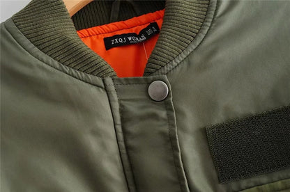 Grüne Bomberjacke aus Nylon mit Reißverschluss, orange Futter, Herrenmode, Herbstkleidung.