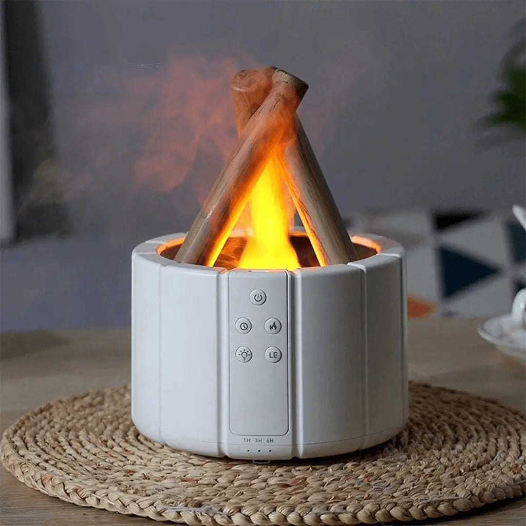 Moderner weißer Luftbefeuchter in Lagerfeuer-Optik auf geflochtener Unterlage.