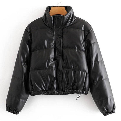 Schwarze Damen-Steppjacke aus Kunstleder mit Stehkragen, modisch und warm.