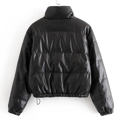 Schwarze Damenjacke, gesteppte Lederoptik, modisch, warm, Winterjacke, Rückansicht.