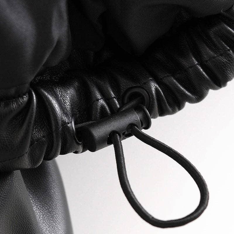Schwarze Lederjacke mit elastischem Kordelzug, Detailansicht, modisch, hochwertig.