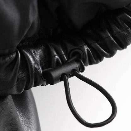 Schwarze Lederjacke mit elastischem Kordelzug, Detailansicht, modisch, hochwertig.