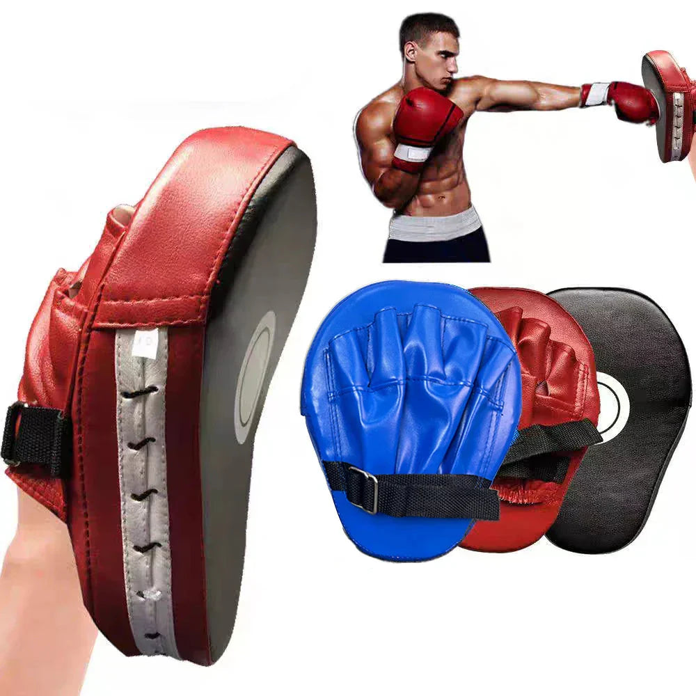 Rote und blaue Boxhandschuhe und Schlagpolster, ideal für Boxtraining und Fitness.
