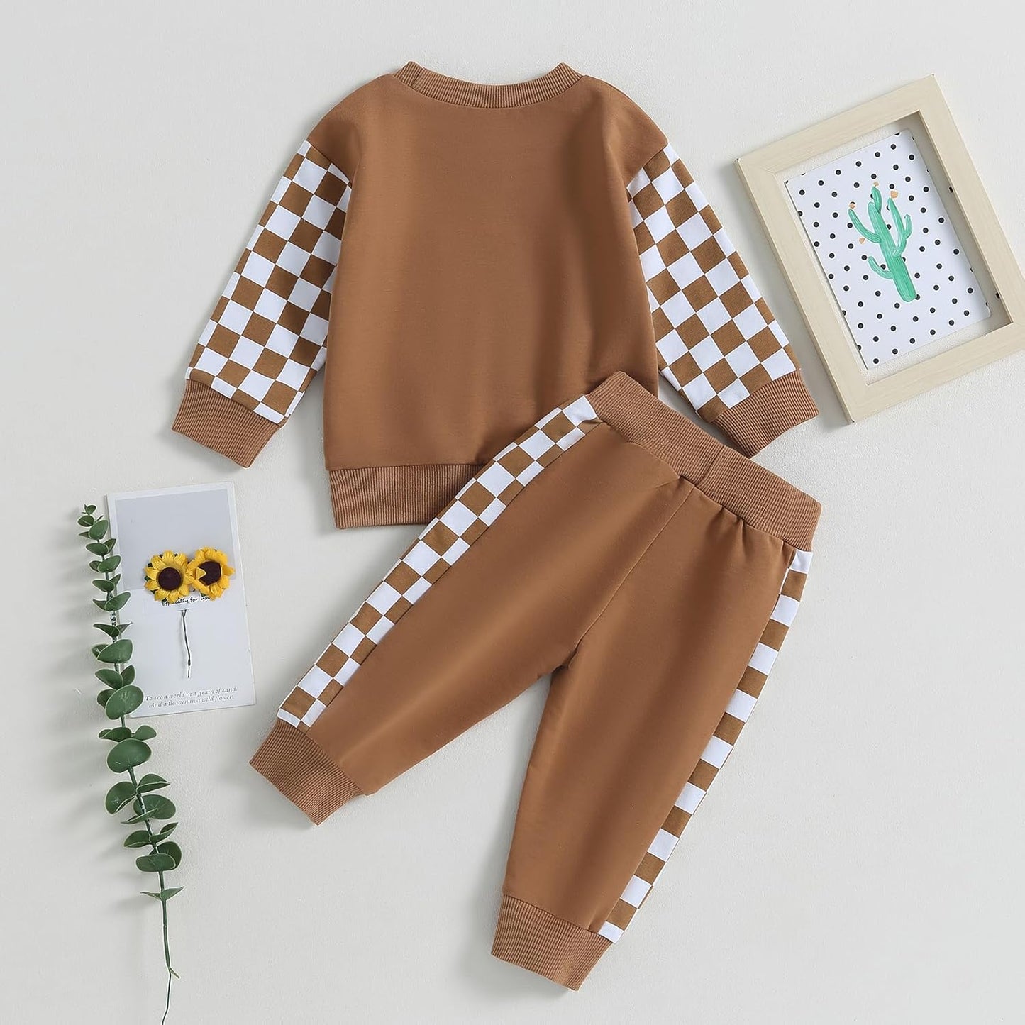 Brauner Kinder-Trainingsanzug mit Karomuster, Langarmshirt und Hose, Baumwolle, Freizeitmode.