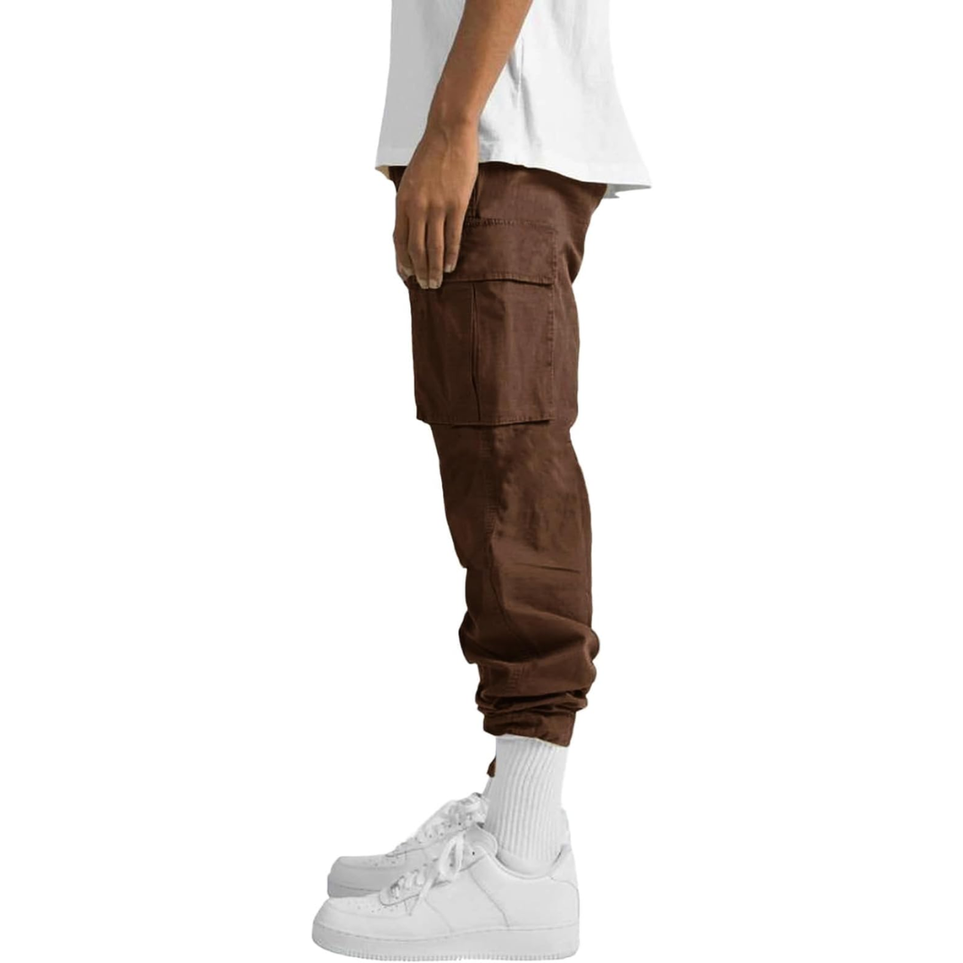 Mann in brauner Cargohose, seitlich, weiße Sneaker, lässige Mode, Streetwear.