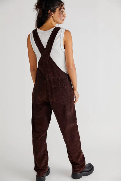 Frau in brauner Cord-Latzhose, weißem Tanktop, schwarze Schuhe, Rückansicht, modisch, lässig.