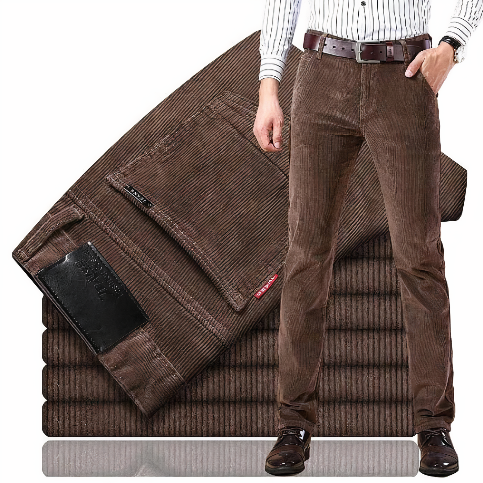Braune Cordhose für Herren, elegant, bequem, ideal für Herbstmode, mit Gürtel und Hemd kombiniert.