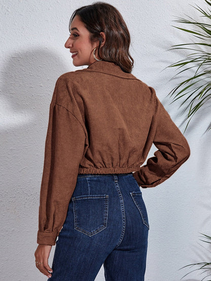 Frau in brauner Cordjacke und blauer Jeans, lässige Mode, Herbstoutfit, Rückansicht.