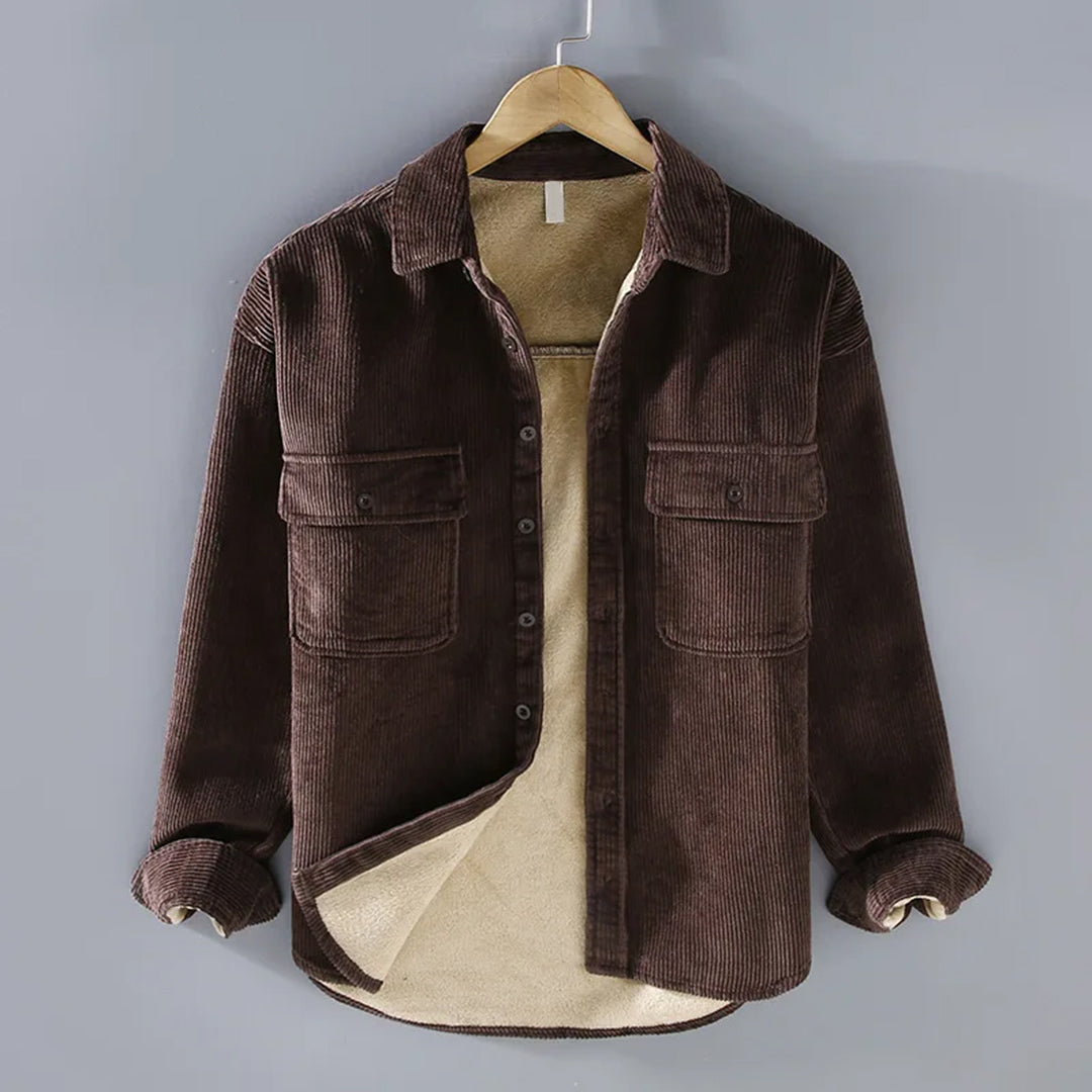 Braune Cordjacke mit Futter, Knopfleiste und Brusttaschen, Herrenmode, Herbstbekleidung.
