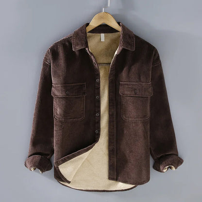 Braune Cordjacke mit Futter, Knopfleiste und Brusttaschen, Herrenmode, Herbstbekleidung.