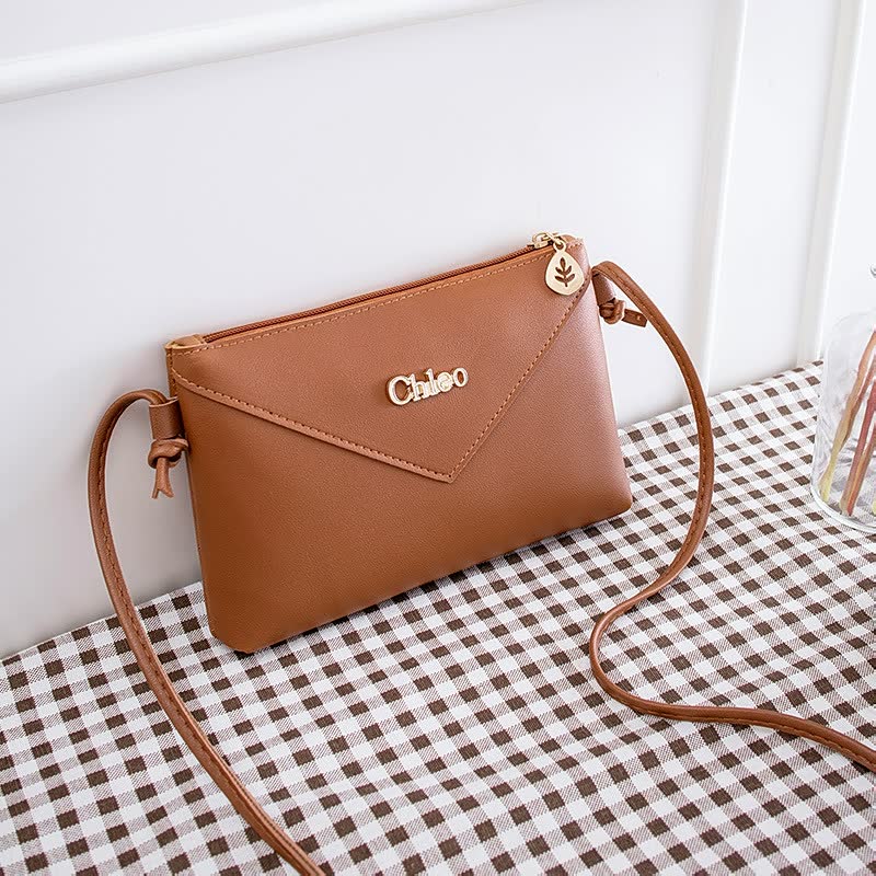 Braune Lederhandtasche mit Schulterriemen, elegantes Design, Damenmode-Accessoire.