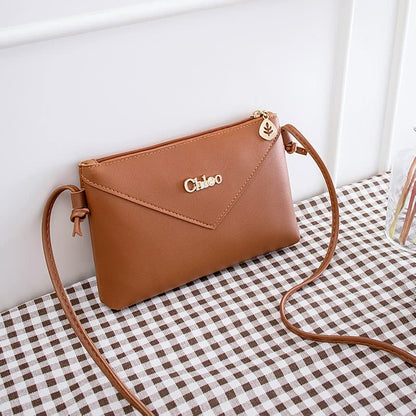 Braune Lederhandtasche mit Schulterriemen, elegantes Design, Damenmode-Accessoire.
