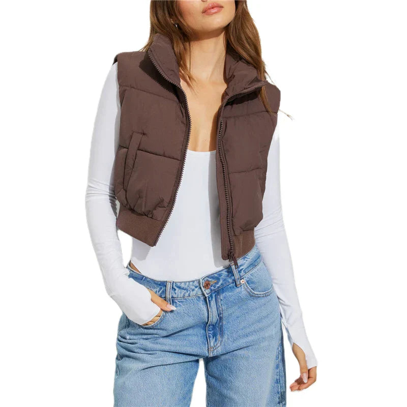 Braune Damen-Steppweste, ärmellos, Reißverschluss, modisch, Herbstmode, Freizeitkleidung.