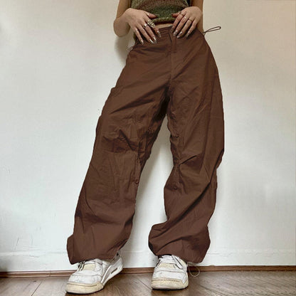 Braune Baggy-Hose Damen, lässig, Baumwolle, Streetwear, Mode, mit weißen Sneakern.