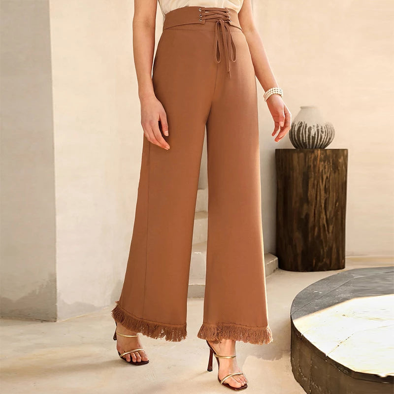 Elegante braune Damen Flared Hose mit Fransen, hohe Taille, modisch, bequem, vielseitig.