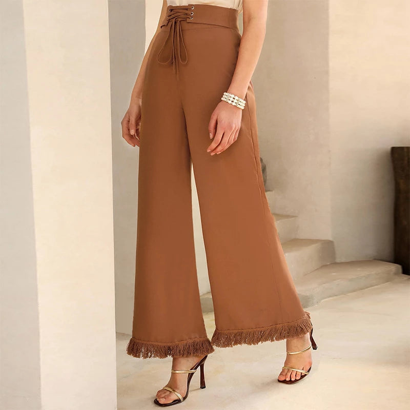 Braune Damen Flared Hose mit Fransen, elegant, hohe Taille, modisch, für besondere Anlässe.