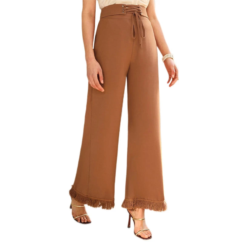 Braune Damen Flared Hose mit Fransen, elegant, modisch, hohe Taille, aus Stoff, für Frauen.